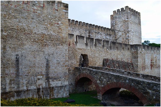 The inner castle or casteljo is much as it was seven centuries ago. Much of the original castle has been lost over the centuries, but this part remains. The moat is now dry.