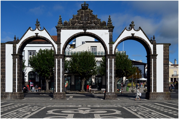The Portas da Cidade, or City Gates, mark the site of the original quay from which over many decades a vast number of Azoreans departed for the US and Canada, and also where new immigrants arrived by ship from the rest of Europe. Today it is some 200m from the waterside.