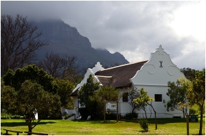 The information centre at the Helderberg Nature Reserve in Somerset West is built in the traditional Cape-Dutch style. The Helderberg mountain looms over the reserve.